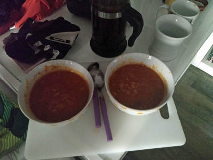 Paprika-Reis-Topf aus der Dose und Kaffee zum Frühstück
