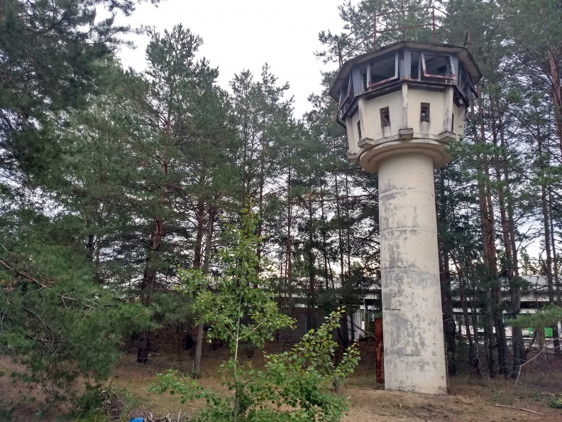 Wachturm auf dem ehemaligen Truppenübungsplatz Massow.jpg