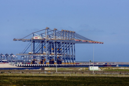 Neue Containerbrücken an der Maasvlakte 2