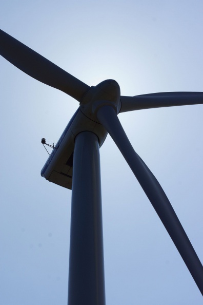 Windkraftanlage im Gegenlicht.jpg
