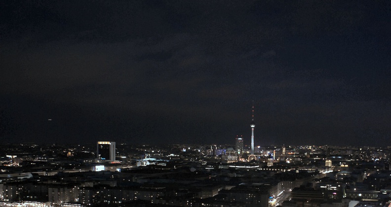 Blick auf den Berliner Fernsehturm bei Nacht.jpg