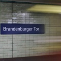 Einfahrende S-Bahn im Bahnhof Brandenburger Tor