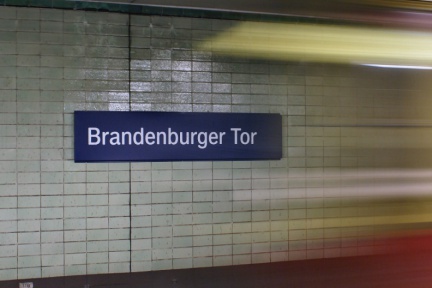 Einfahrende S-Bahn im Bahnhof Brandenburger Tor