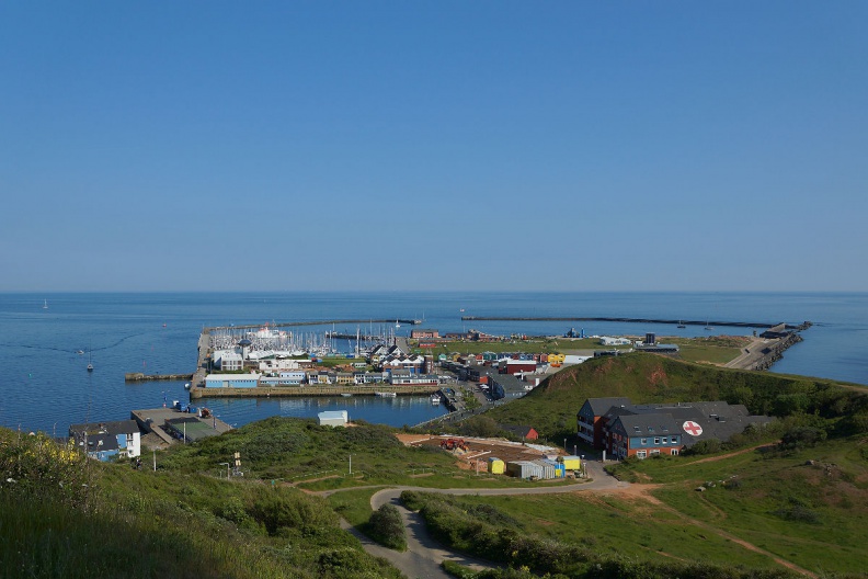 Blick auf-Helgolands Südhafen und der Paracelsus-Nordseeklinik.jpg