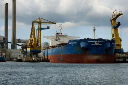 Frachtschiff im Hafen von Amsterdam
