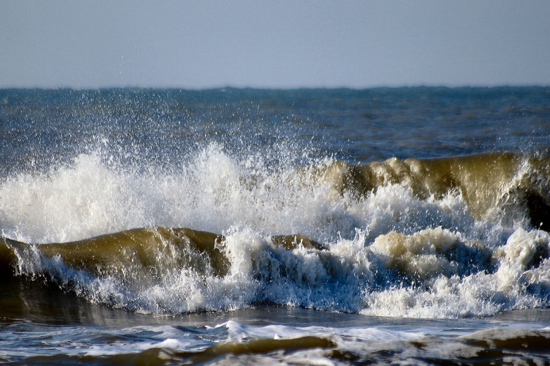 Brechende Wellen an der Nordseeküste.jpg
