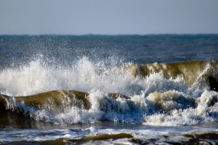 Brechende Wellen an der Nordseeküste