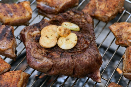 Rinderrippen auf dem Grill