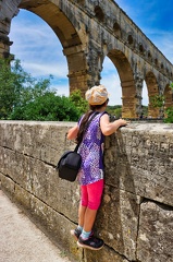 Meine Tochter am Pont du Gard