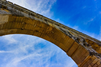 Ein Bogen vom Pont du Gard