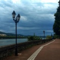 Regenwolken am Ufer der Rhone