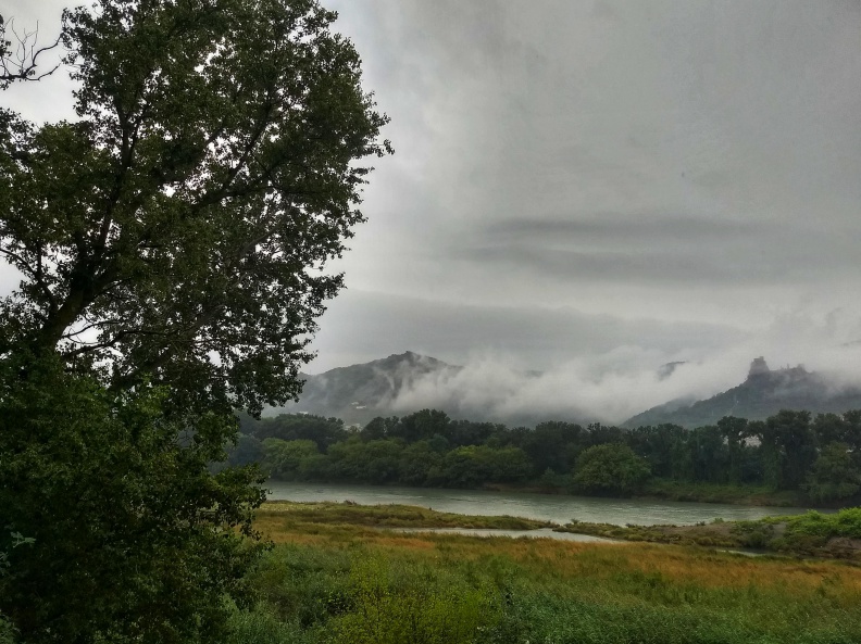 Regenwolken in den Bergen an der Rhone.jpg