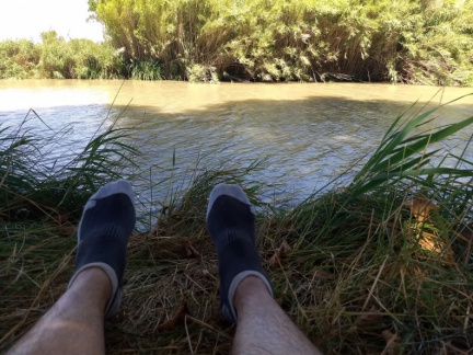 Füße entspannen am Kanal