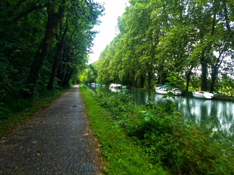 Kanal parallel zur Garonne.jpg